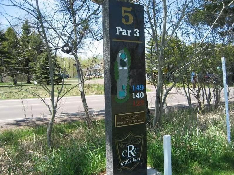 A golf course sign that says par 3 on it