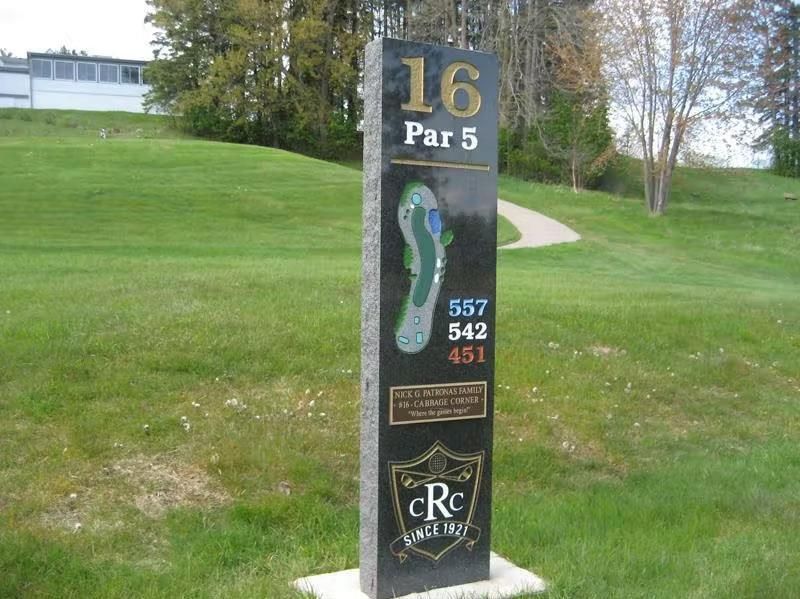 A golf course sign that says par 5 on it