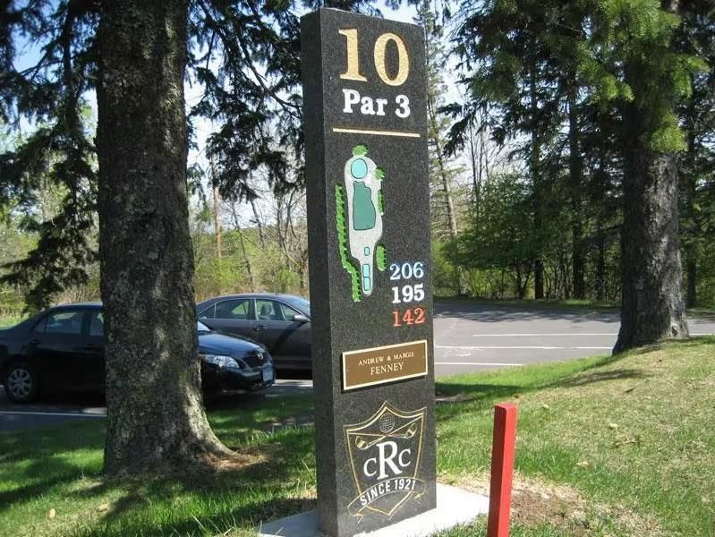 A golf course sign shows the number 10 par 3
