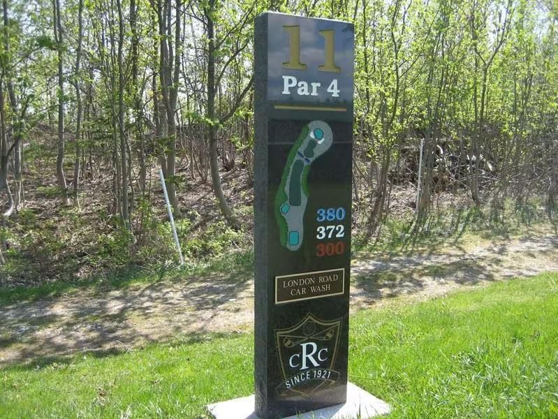 A sign for par 4 of a golf course
