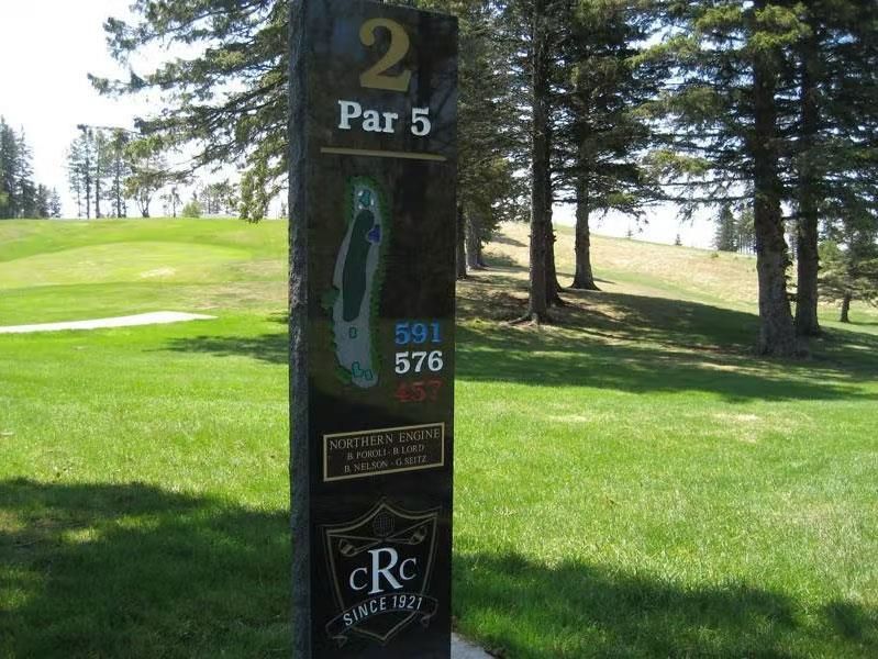 A sign on a golf course that says par 5