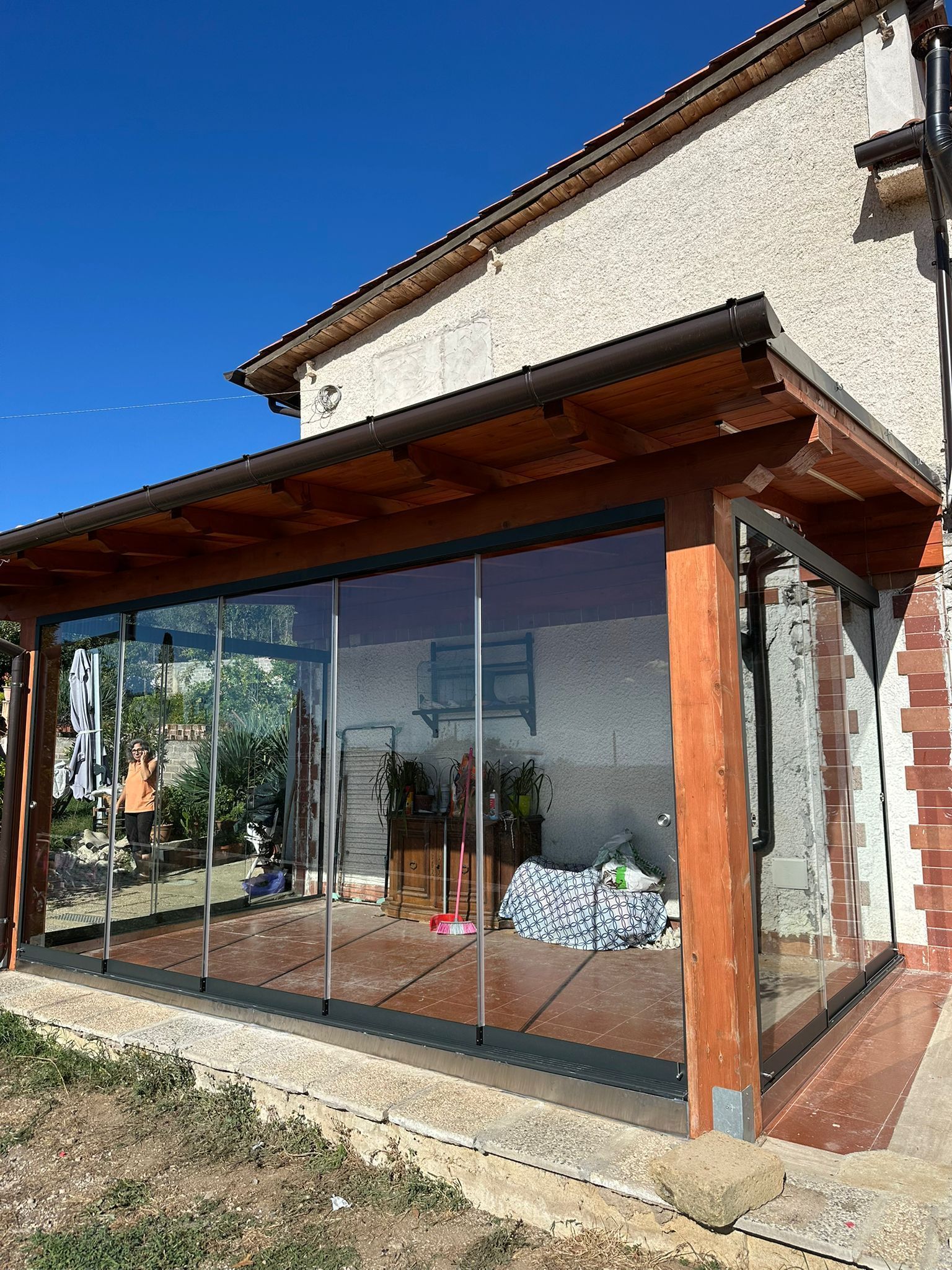 Vetrate panoramiche scorrevoli installate su veranda a Palombara