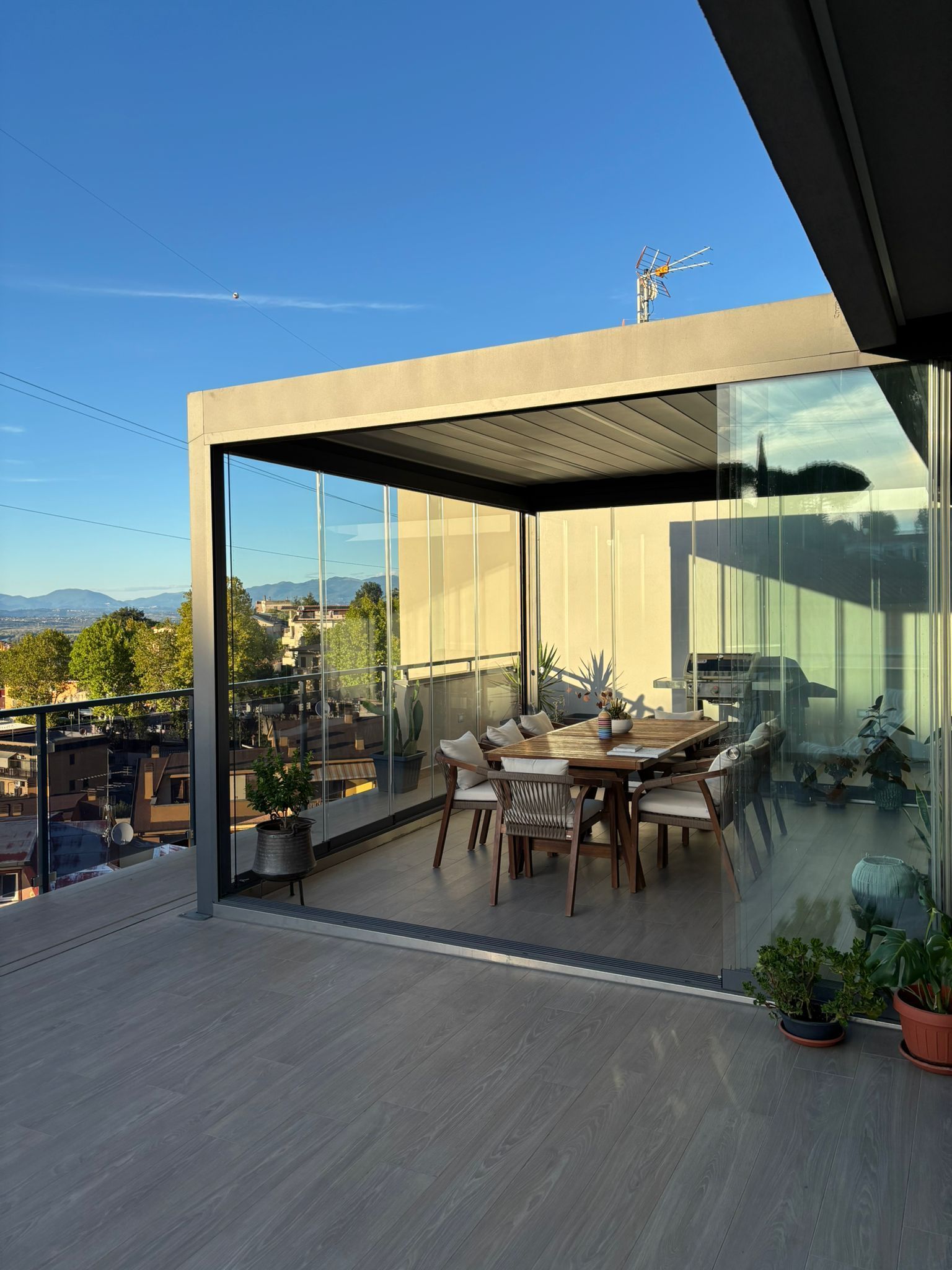 Pergola bioclimatica con vetrate panoramiche installata a Fonte Nuova