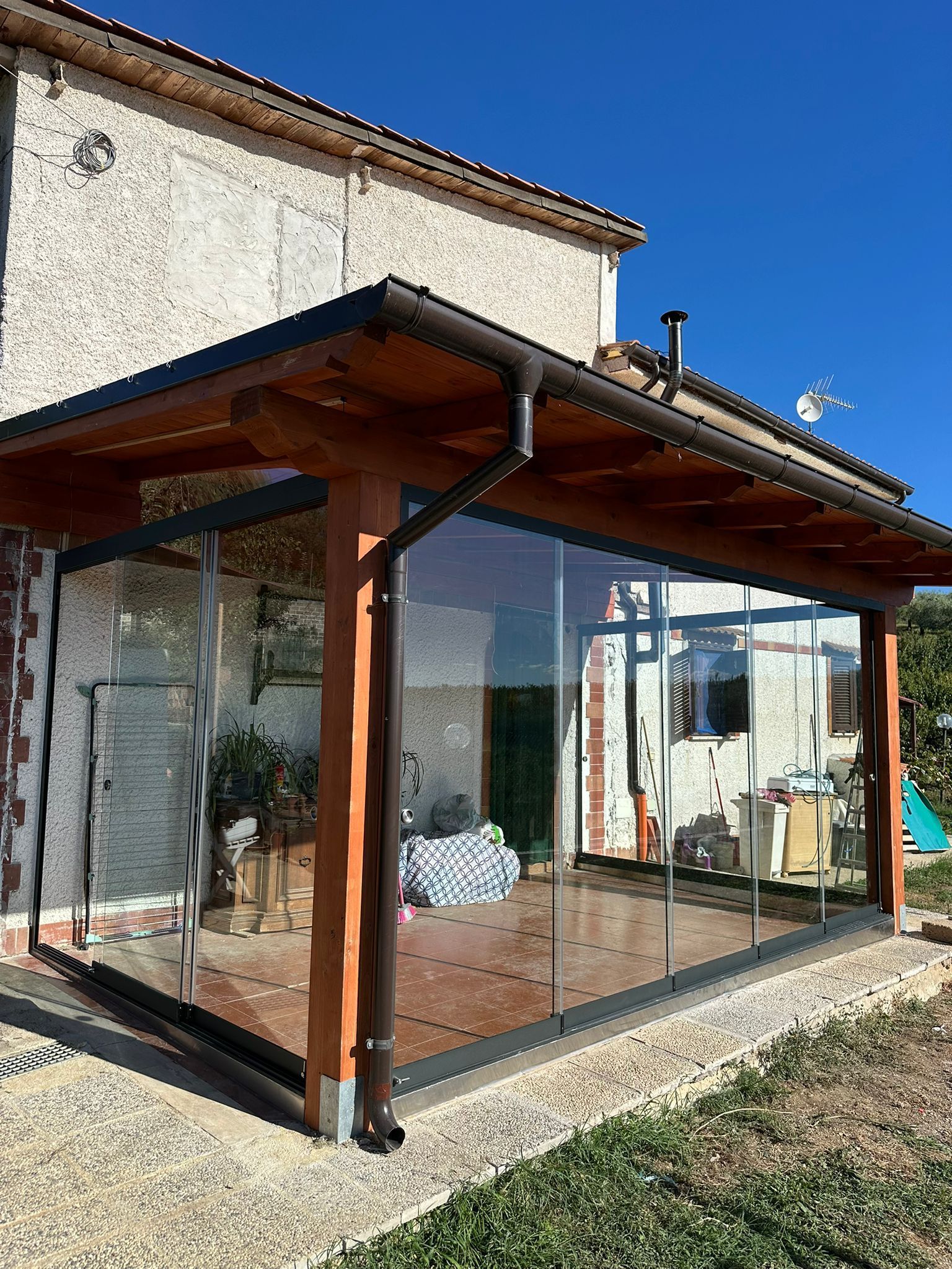 Vetrate panoramiche scorrevoli installate su veranda a Palombara