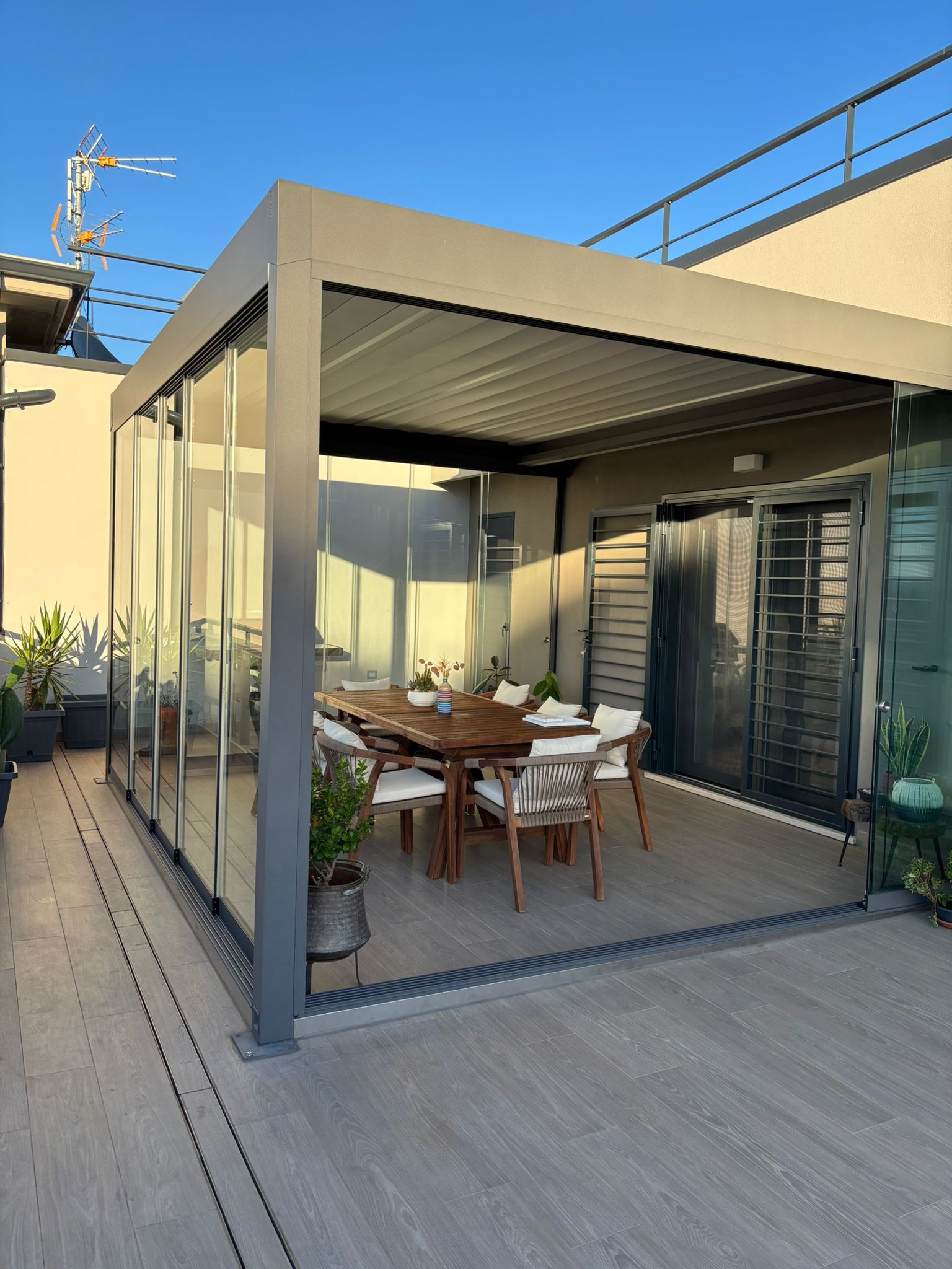 Pergola bioclimatica con vetrate panoramiche installata a Monterotondo