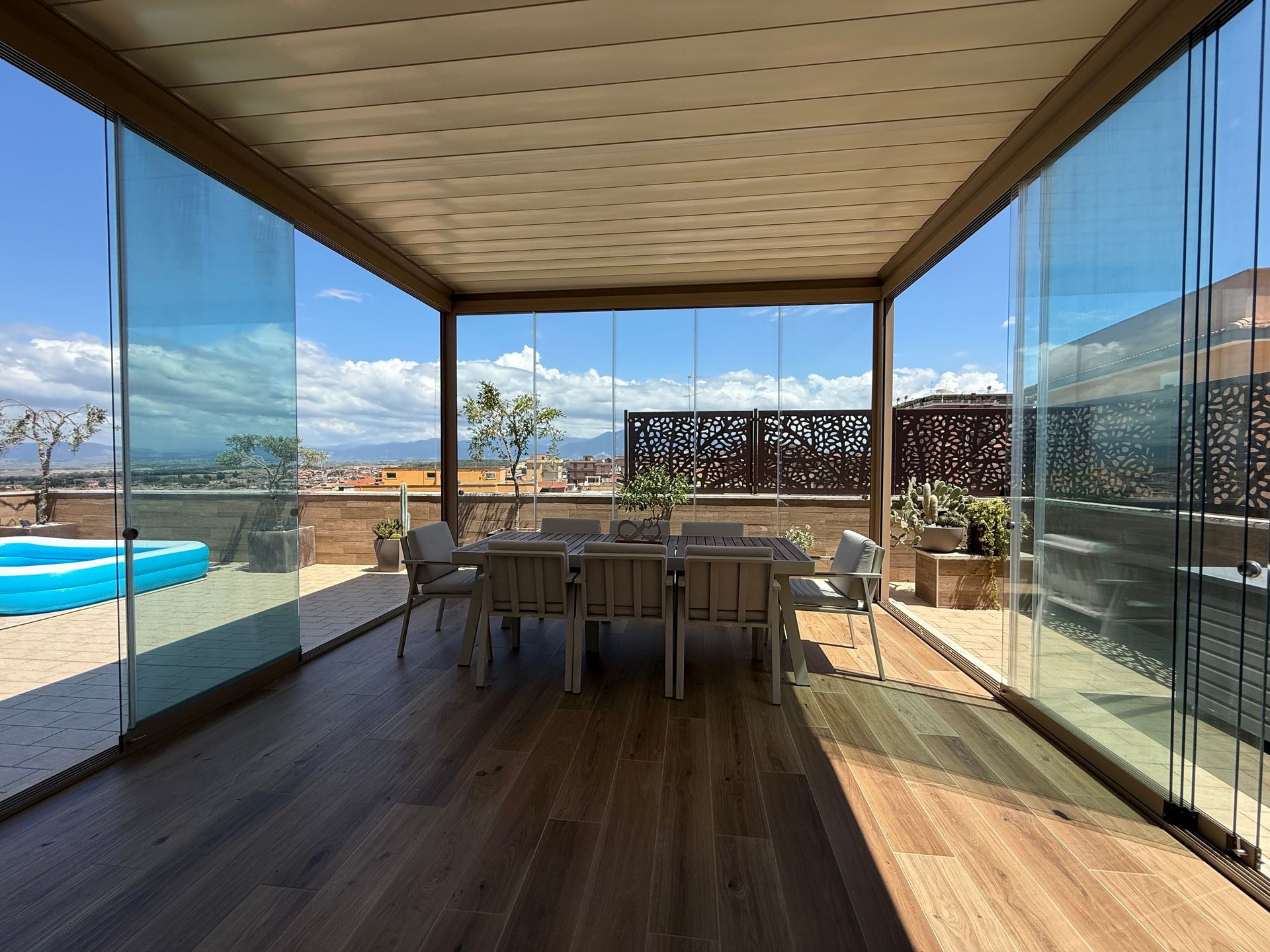 Pergola bioclimatica con vetrate panoramiche installata a Monterotondo