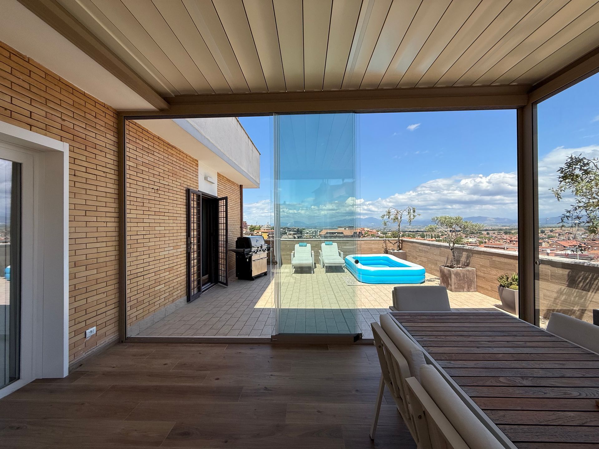 Pergola bioclimatica con vetrate panoramiche installata a Monterotondo