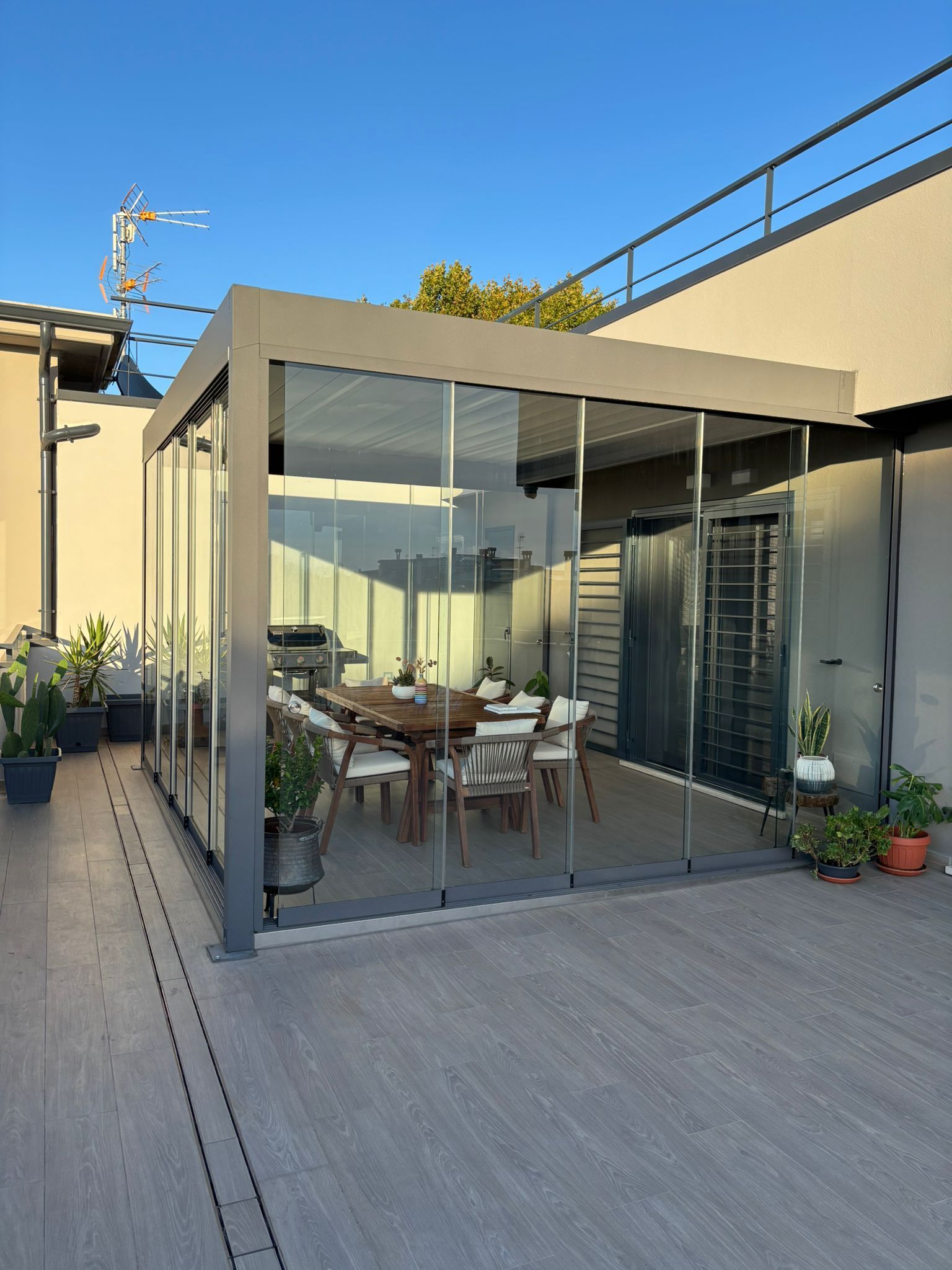 Pergola bioclimatica con vetrate panoramiche installata a Fonte Nuova