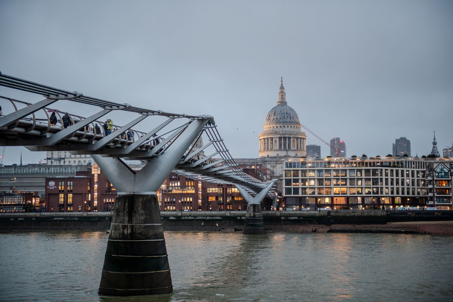 Millennium Bridge with St Paul’s Cathedral in the background, seen in Harry Potter and the Half-Blood Prince
