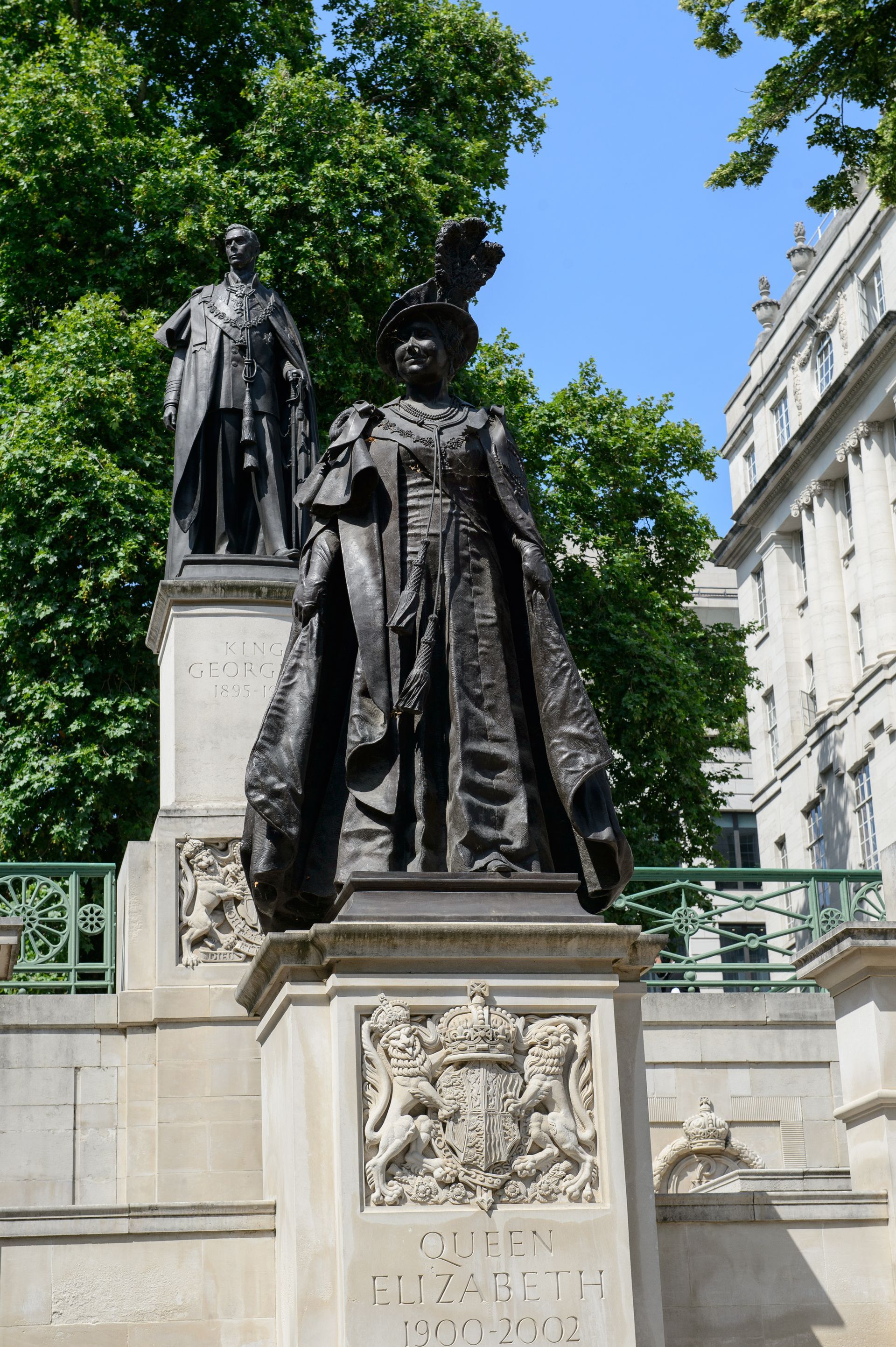 Memorial statues of King George VI and Queen Elizabeth The Queen Mother at Marlborough Gate, St James’s Park, London