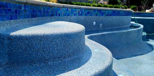 A swimming pool with blue tiles and steps.