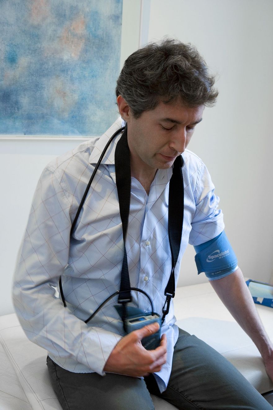 Uno spazzolino da denti e strumenti dentali in una tasca