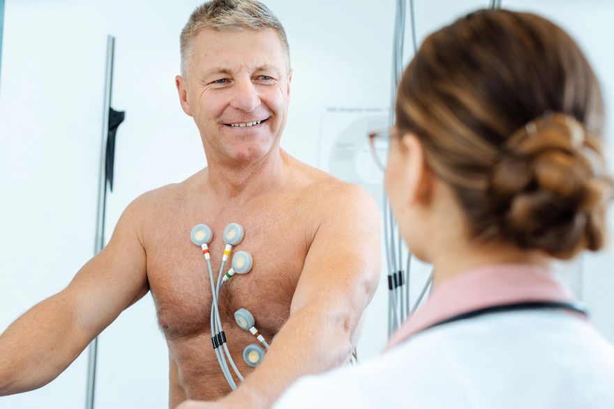 Uno spazzolino da denti e strumenti dentali in una tasca