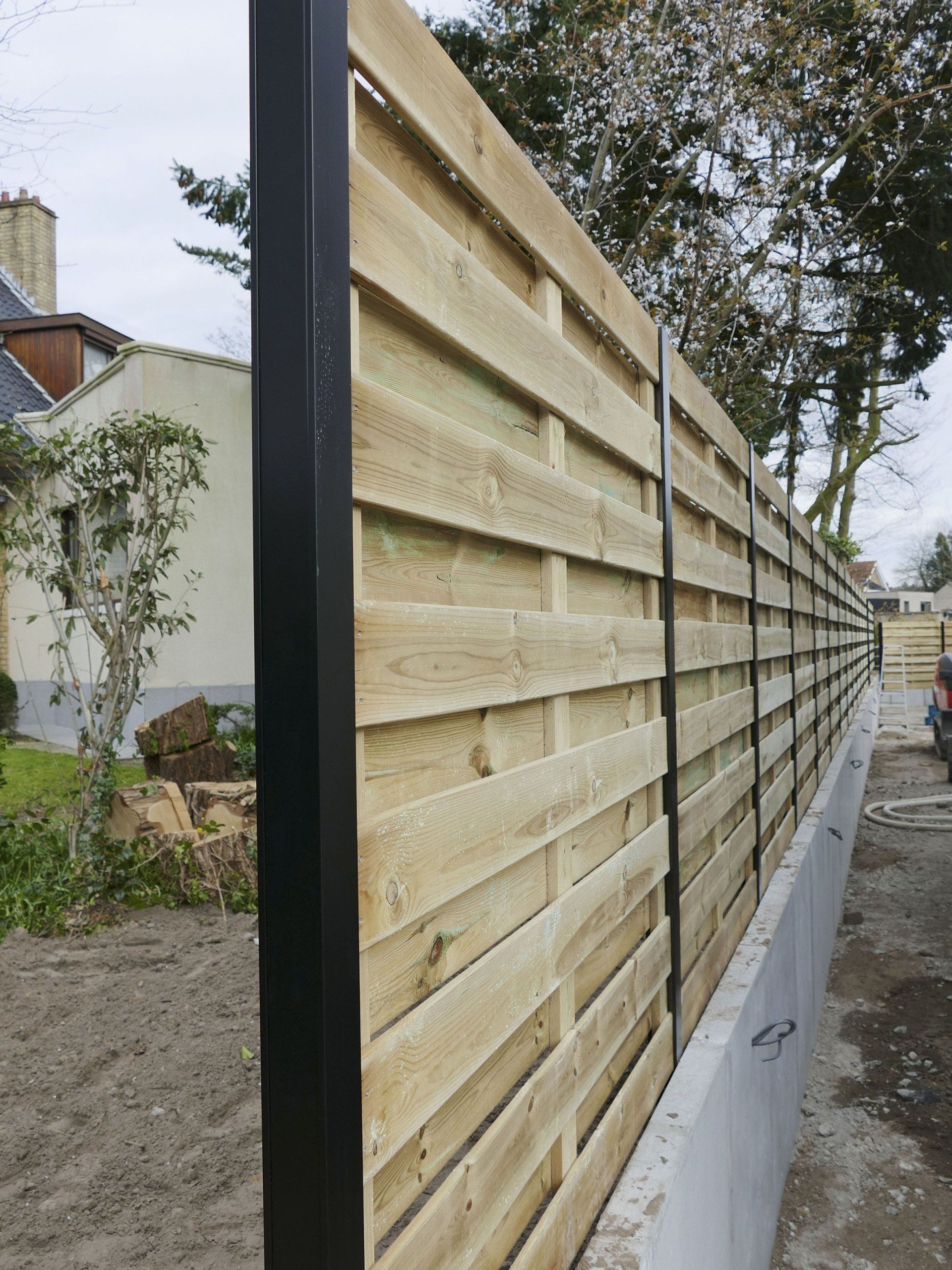 afsluiting, schutting, omheining met houten schermen en zwarte aluminium metalen palen  Alu-Wood