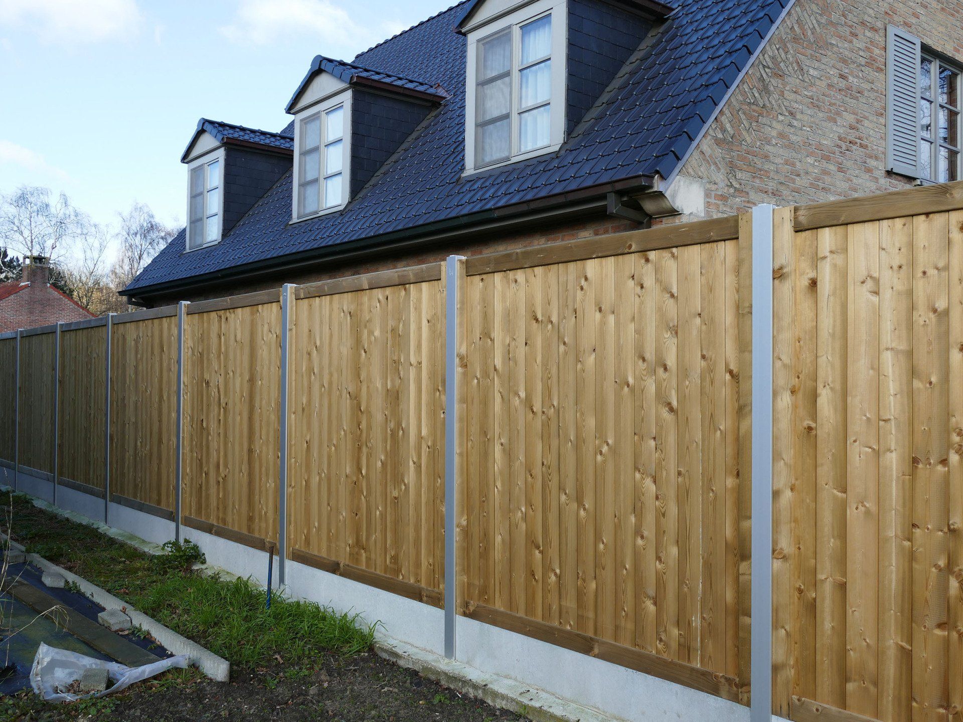 Houten afsluiting met aluminium palen