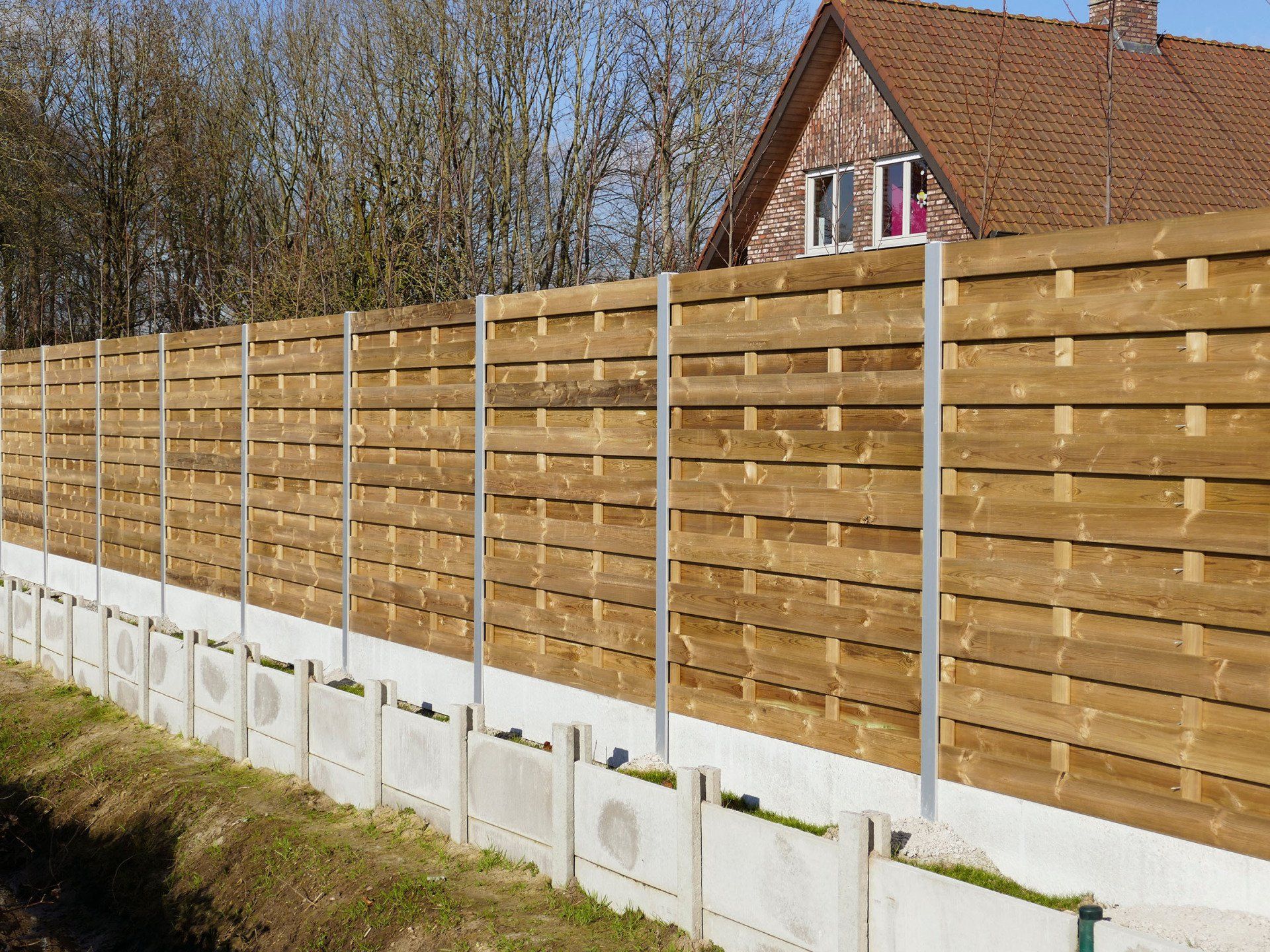 Houten afsluiting met aluminium palen