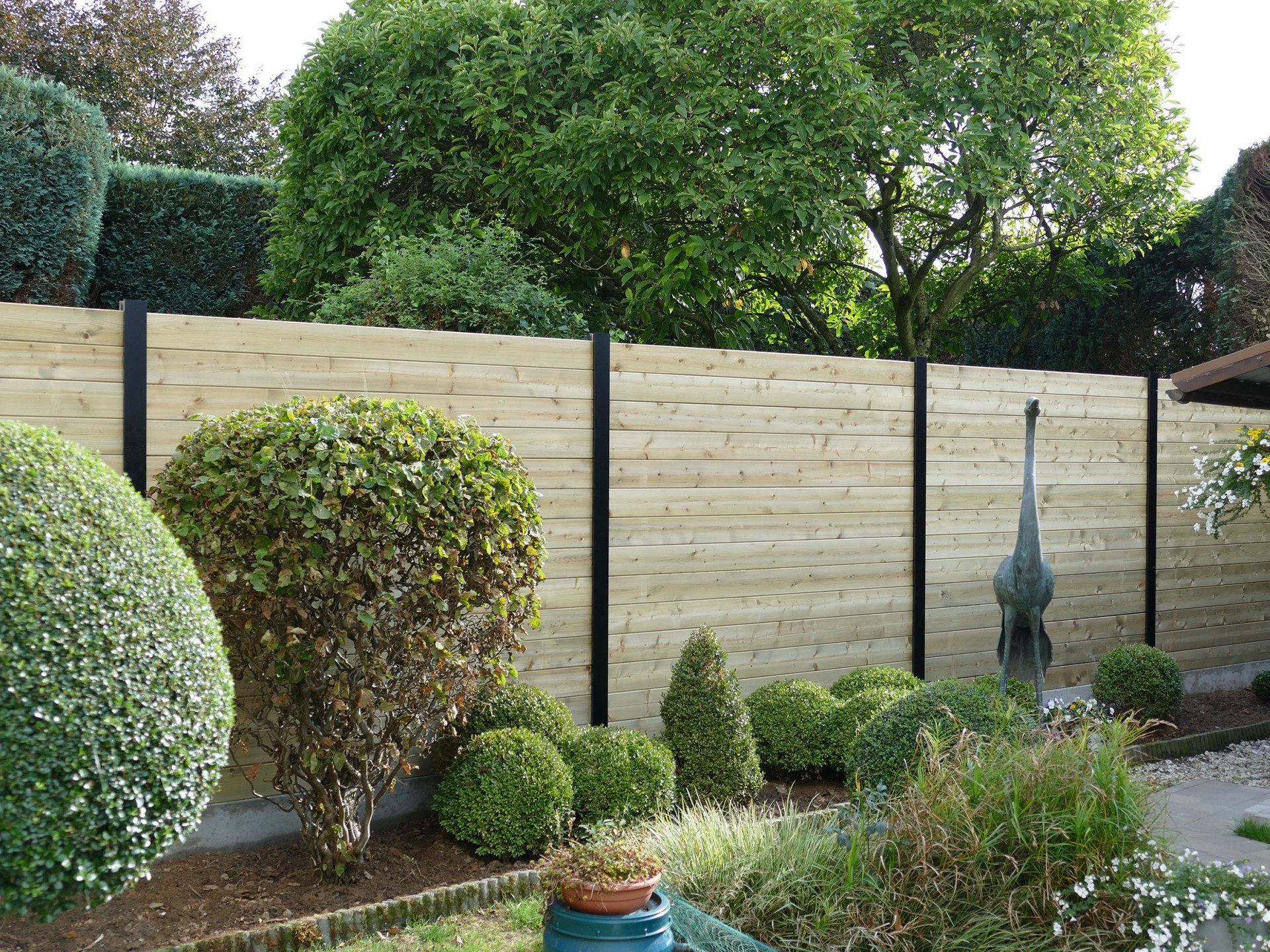 afsluiting, schutting, omheining met tand- en groef planken en zwarte aluminium metalen palen  Alu-Wood