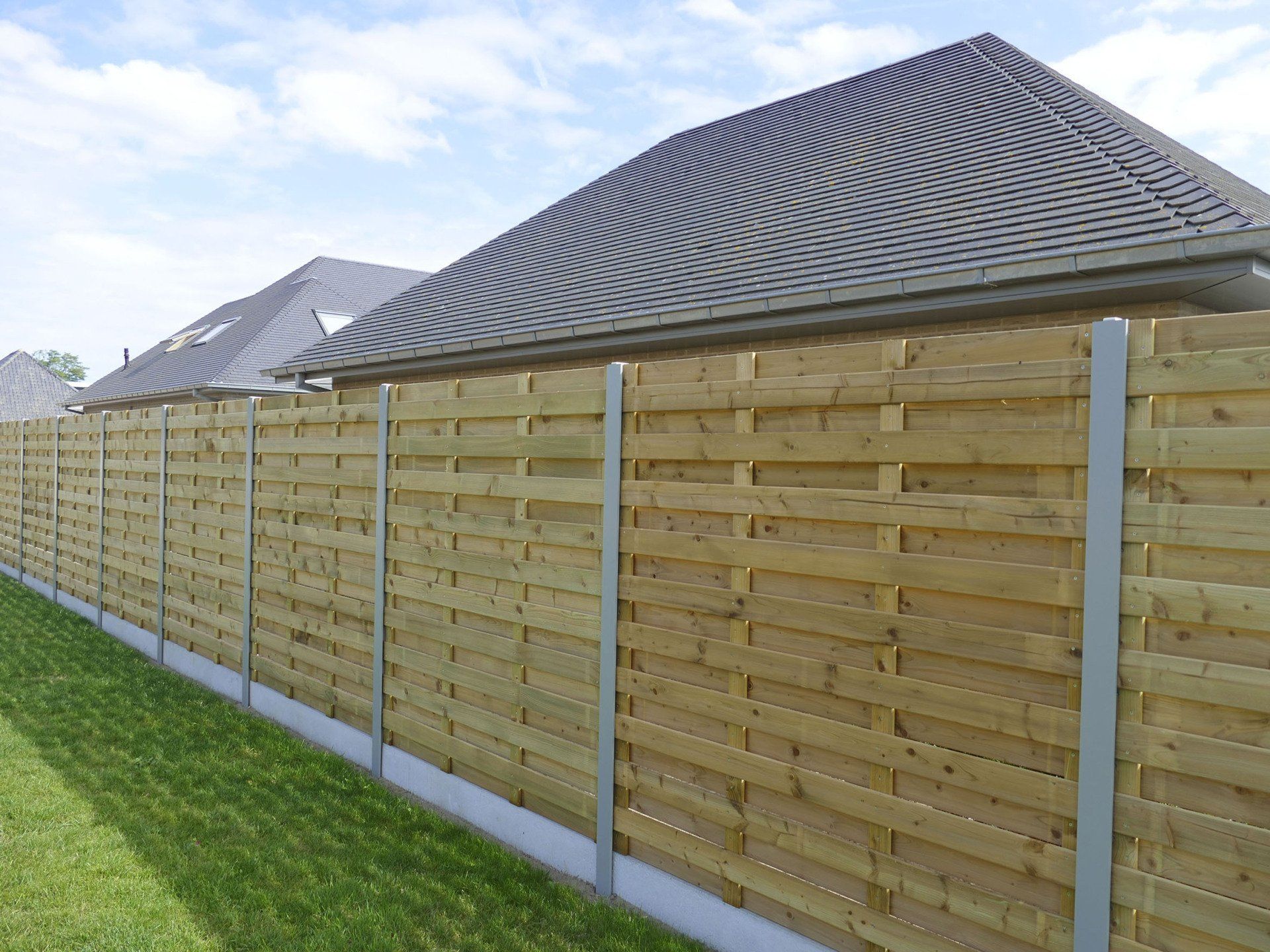 afsluiting, schutting, omheining met houten schermen en steengrijze aluminium metalen palen  Alu-Wood