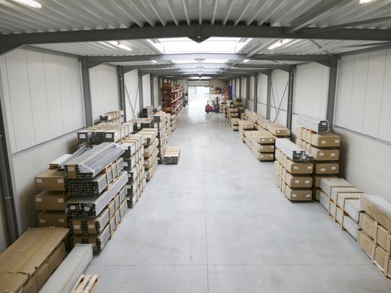 Alu-Wood magazijn met ruime stock die een snelle levering garandeert 