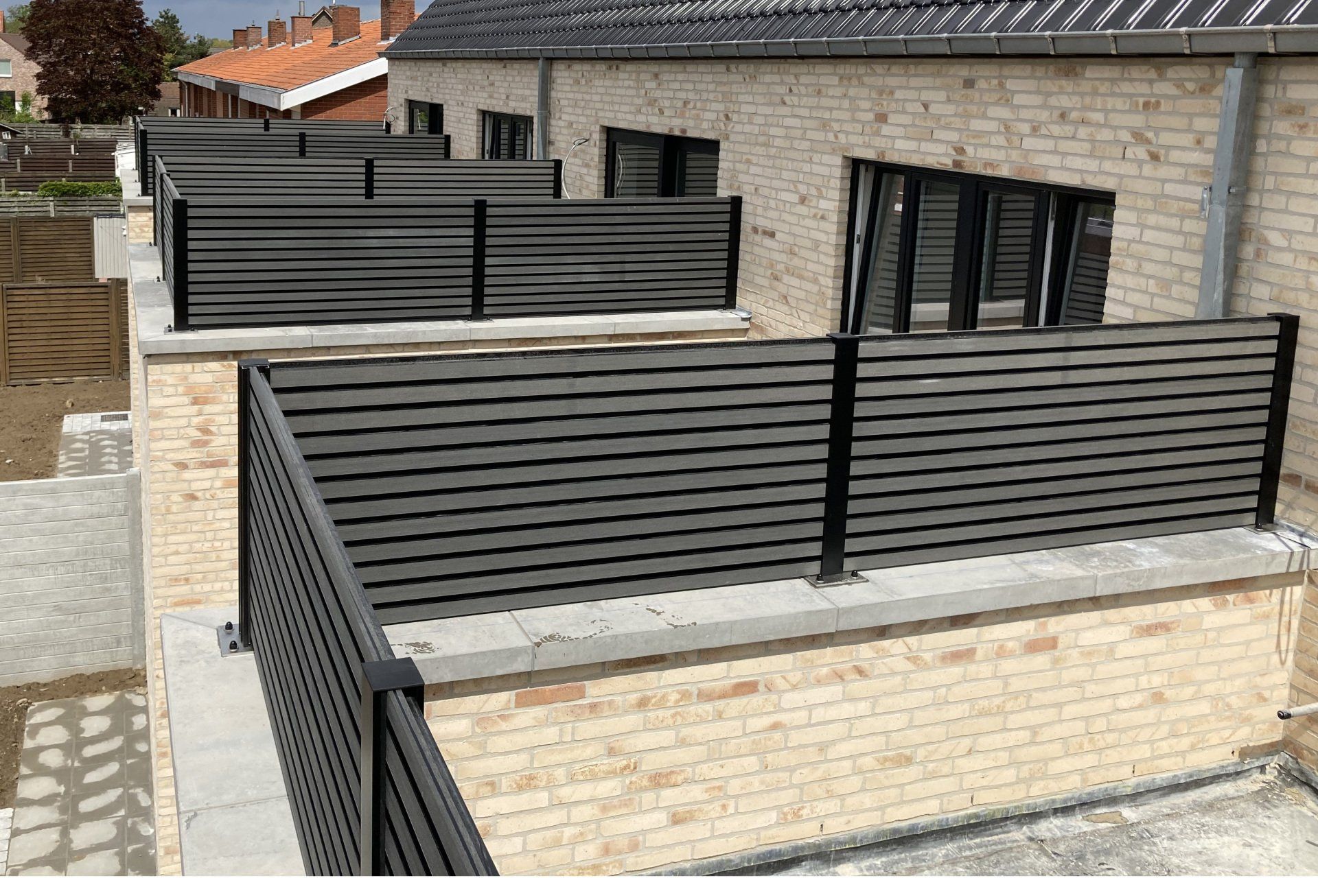 Houten afsluiting met aluminium palen