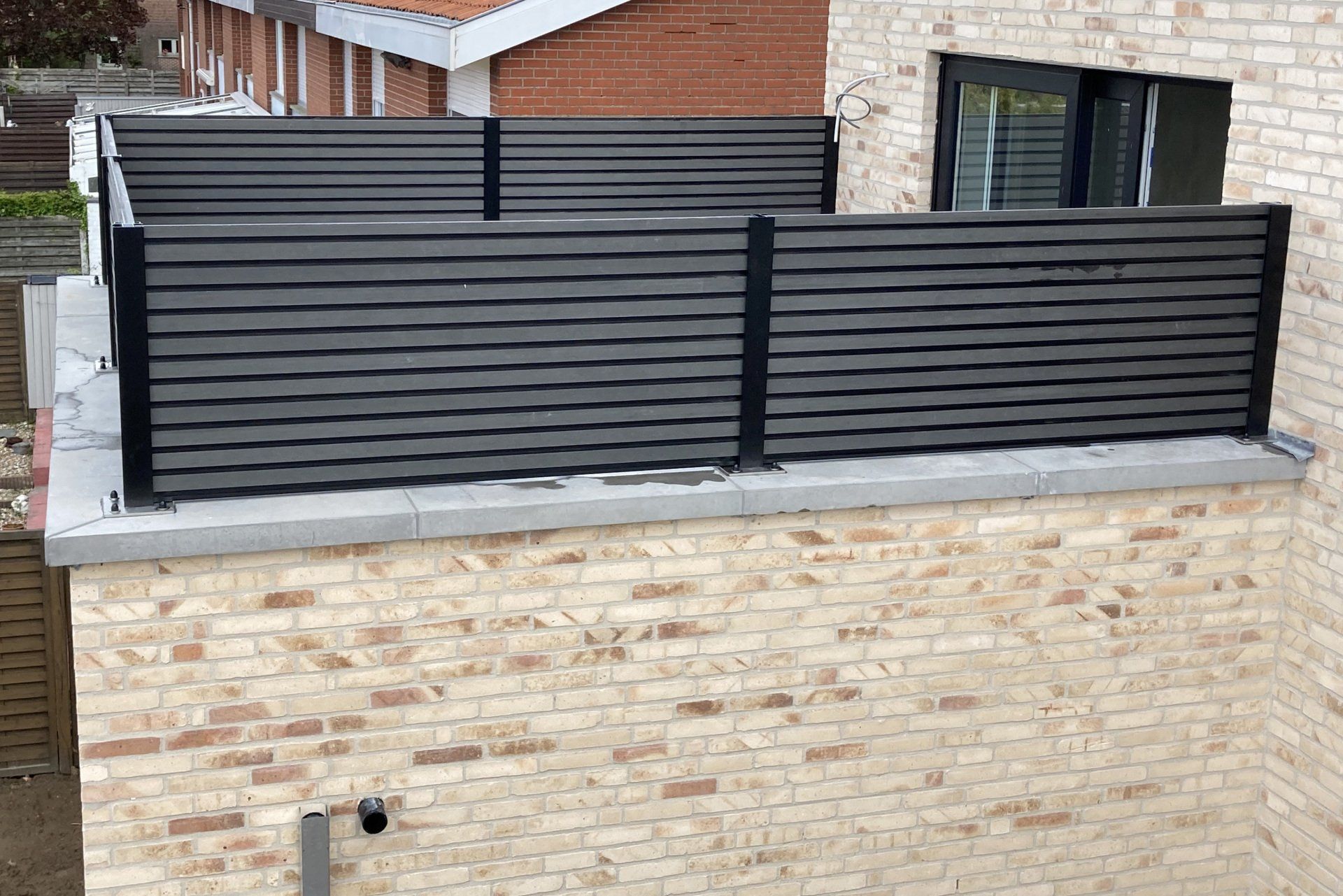 Houten afsluiting met aluminium palen
