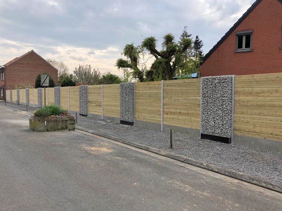 Houten afsluiting met aluminium palen