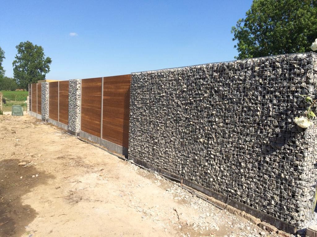 Houten afsluiting met aluminium palen