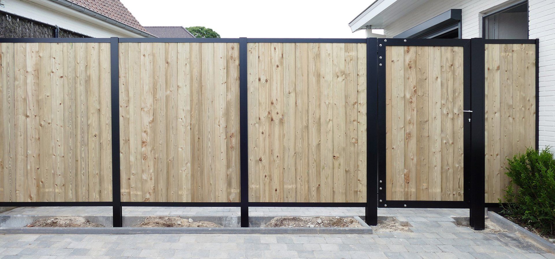 Houten afsluiting met aluminium palen