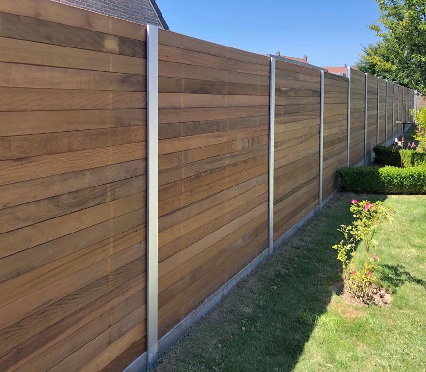 Houten afsluiting met aluminium palen