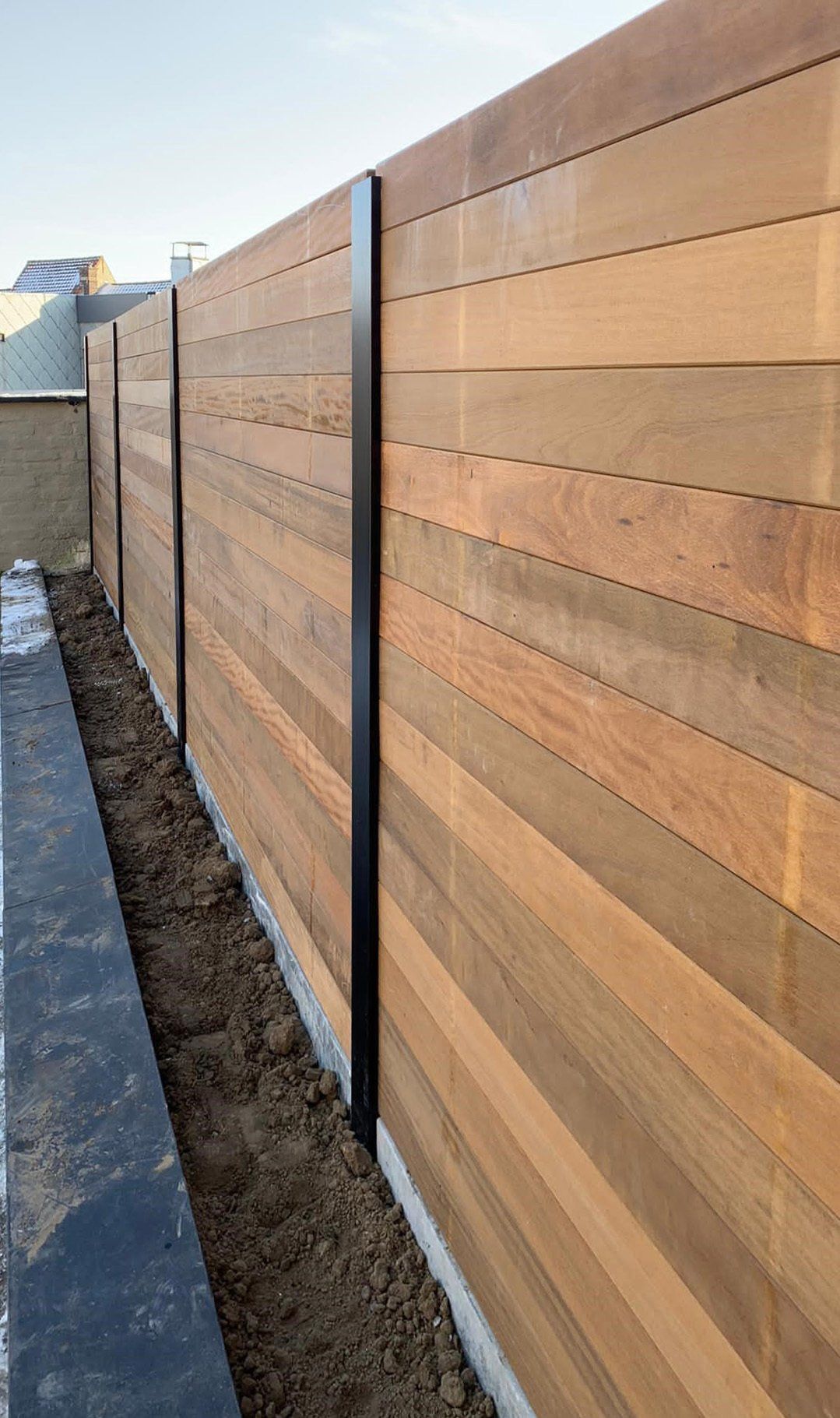 Houten afsluiting met aluminium palen