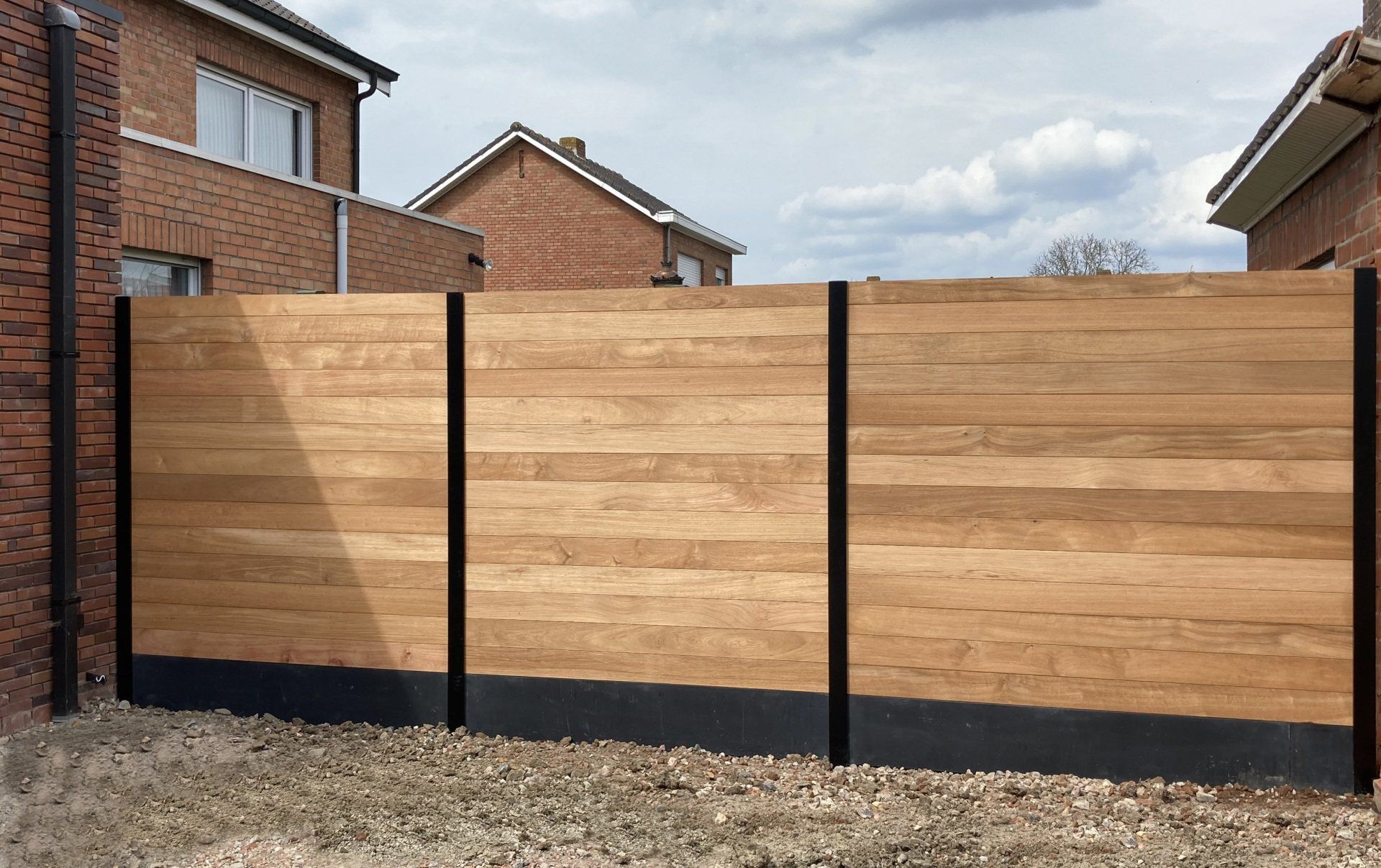 Houten afsluiting met aluminium palen