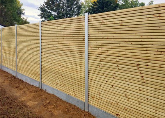 Houten afsluiting met aluminium palen