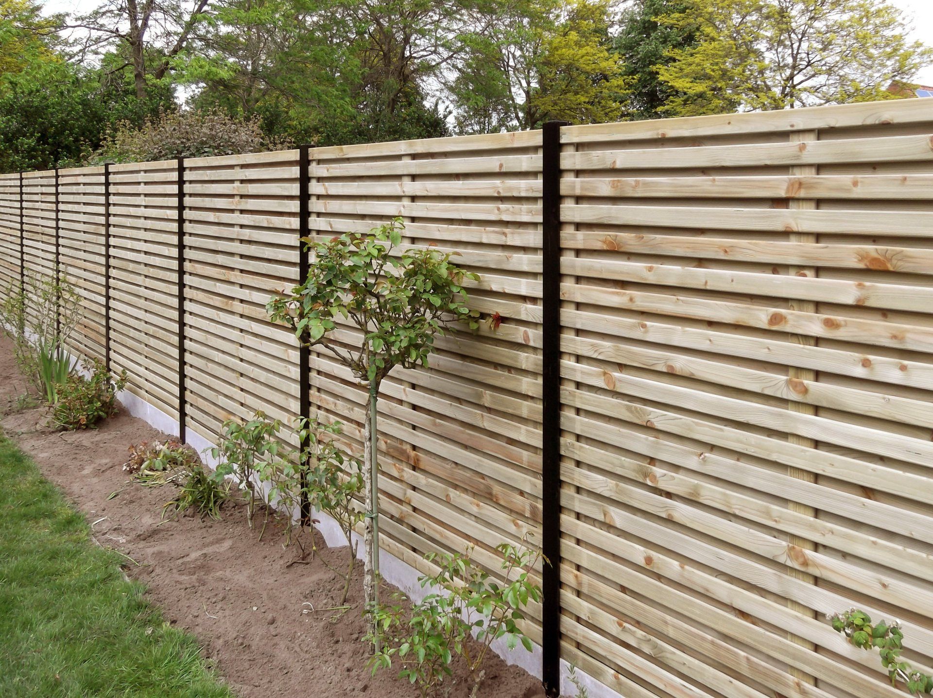 Houten afsluiting met aluminium palen