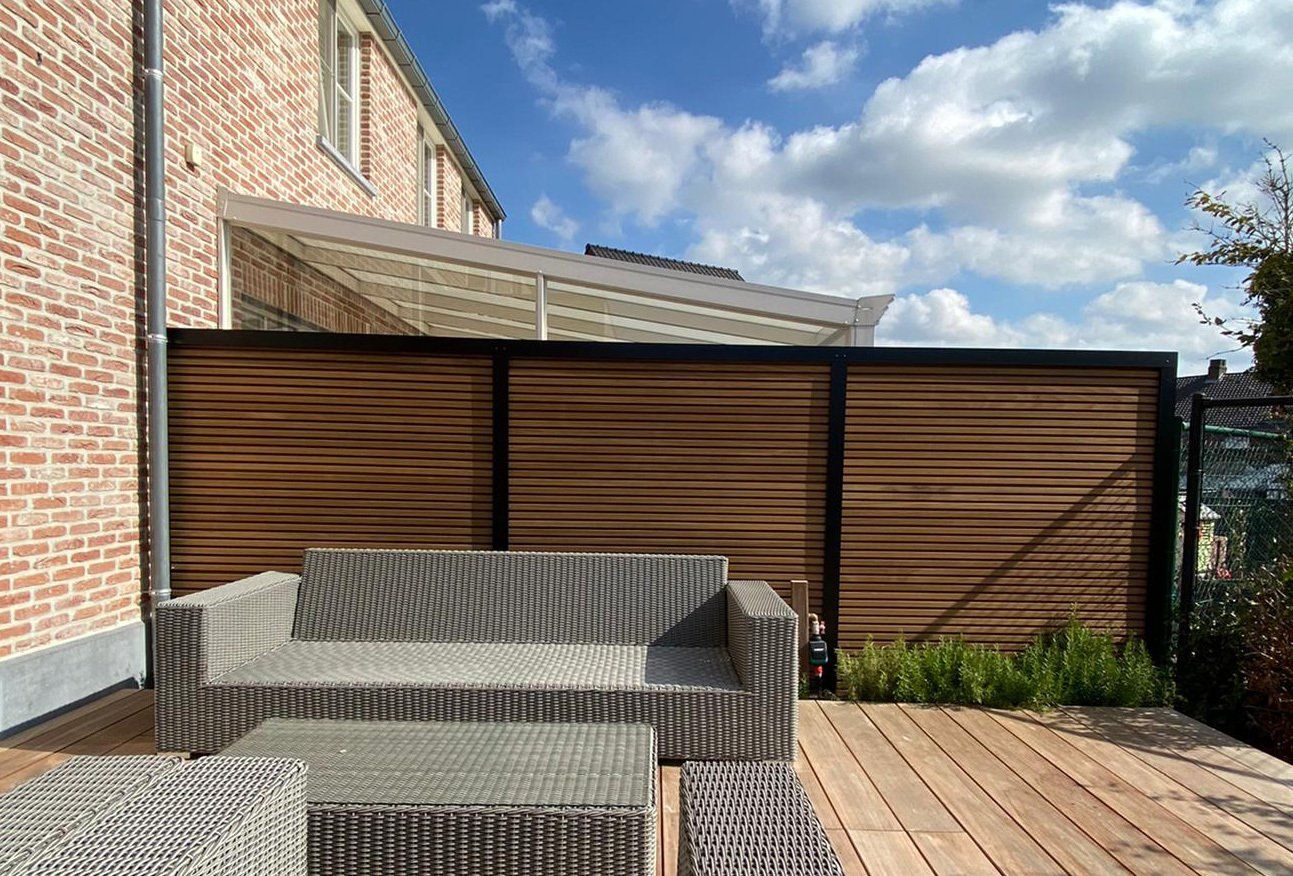 Houten afsluiting met zichtbare zwarte aluminium palen