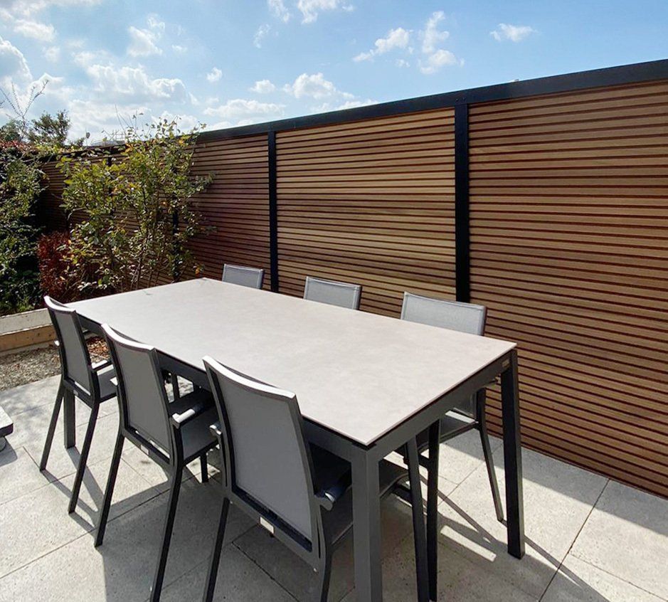 Houten afsluiting met aluminium palen