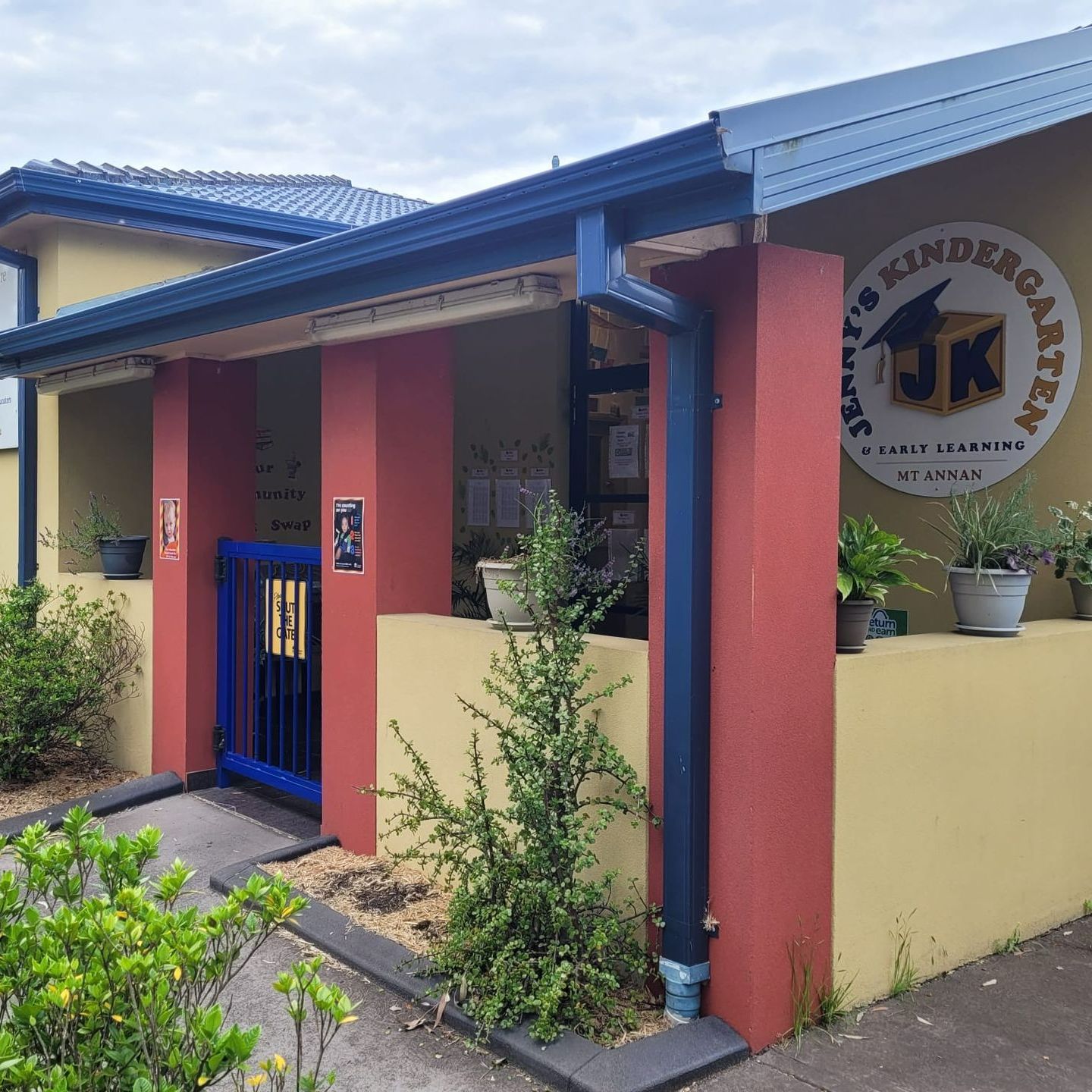 A building with a sign that says kindergarten on it