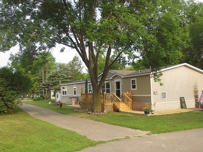 a row of mobile homes are sitting next to each other in a residential area .
