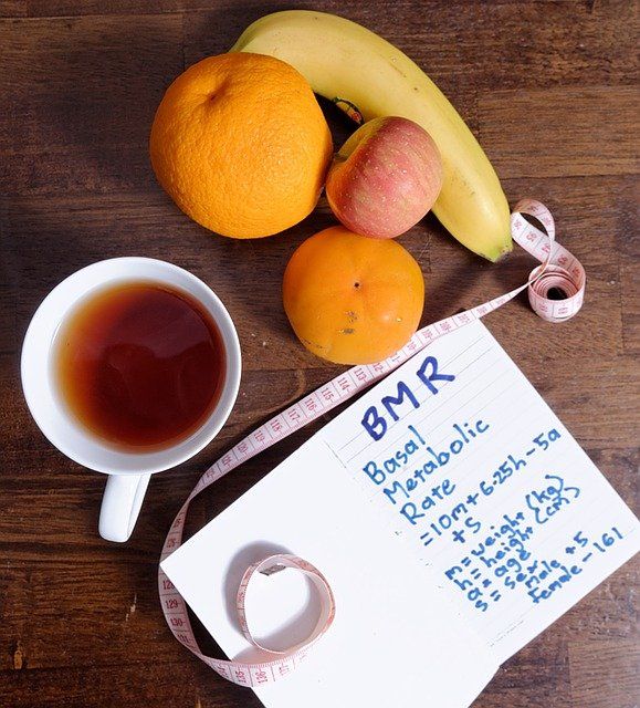 Composición de alimentos y un papel con anotaciones referentes al metabolismo