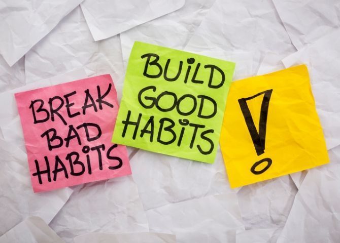 Notas escritas en inglés de buenos hábitos y malos