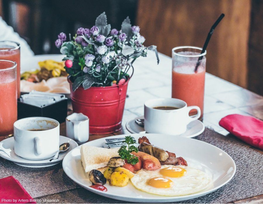 Mesa con desayuno mostrando huevos