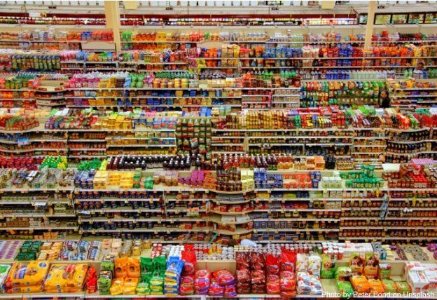 Vista superior de estanterías de supermercado