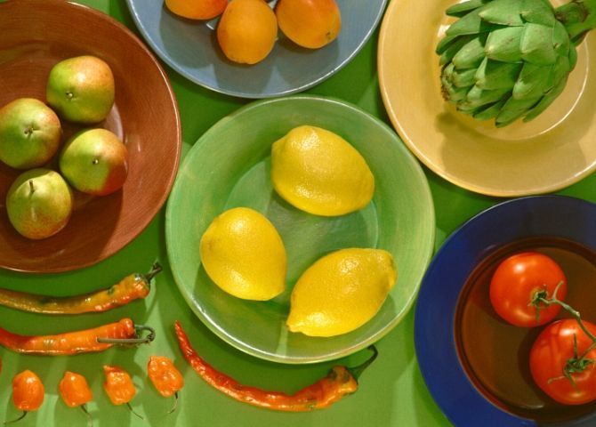 platos de comida con frutas y vegetales