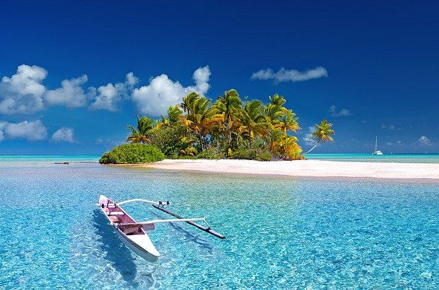 Imagen de playa con canoa y agua muy clara