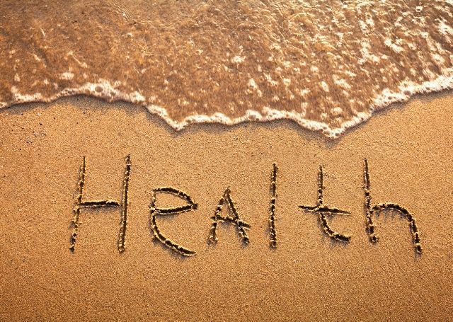 Letrero de salud en inglés, escrito en na playa