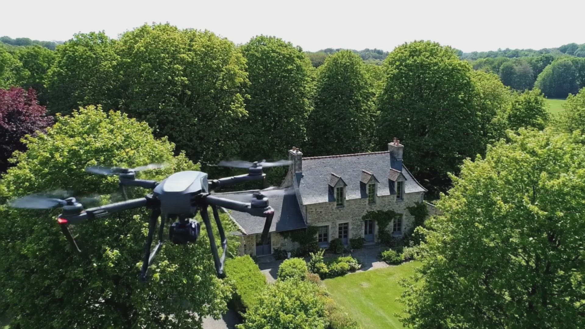 Drone de démoussage Geagi en intervention sur une toiture à Yvetot en Normandie