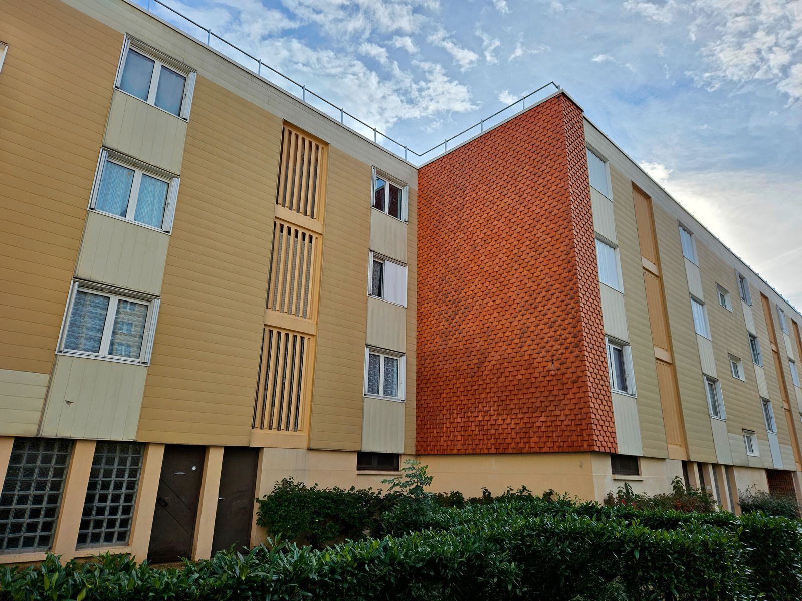 Façade d'immeuble propre après démoussage par drone Geagi dans la métropole de Rouen