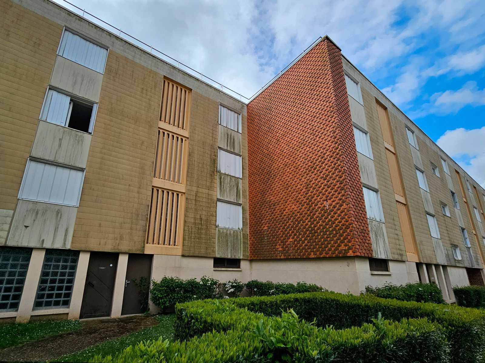 Façade d'immeuble avant démoussage par drone Geagi dans la métropole rouennaise