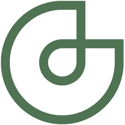 Concessionnaire automobile, vue aérienne ; voitures garées en rangées, bâtiment blanc, pelouse verte et route.