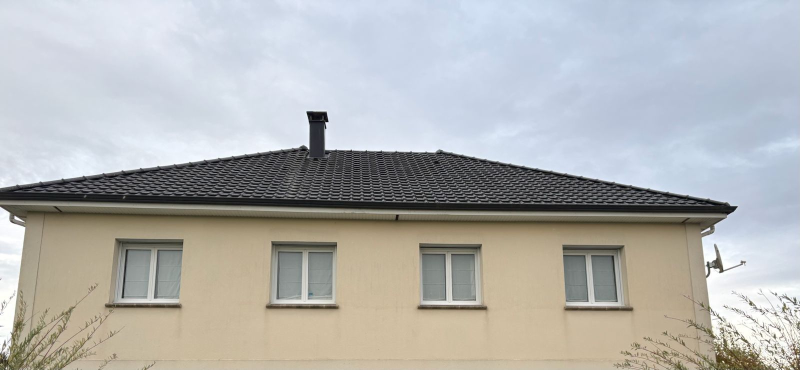 Façade de maison propre après nettoyage par drone Geagi