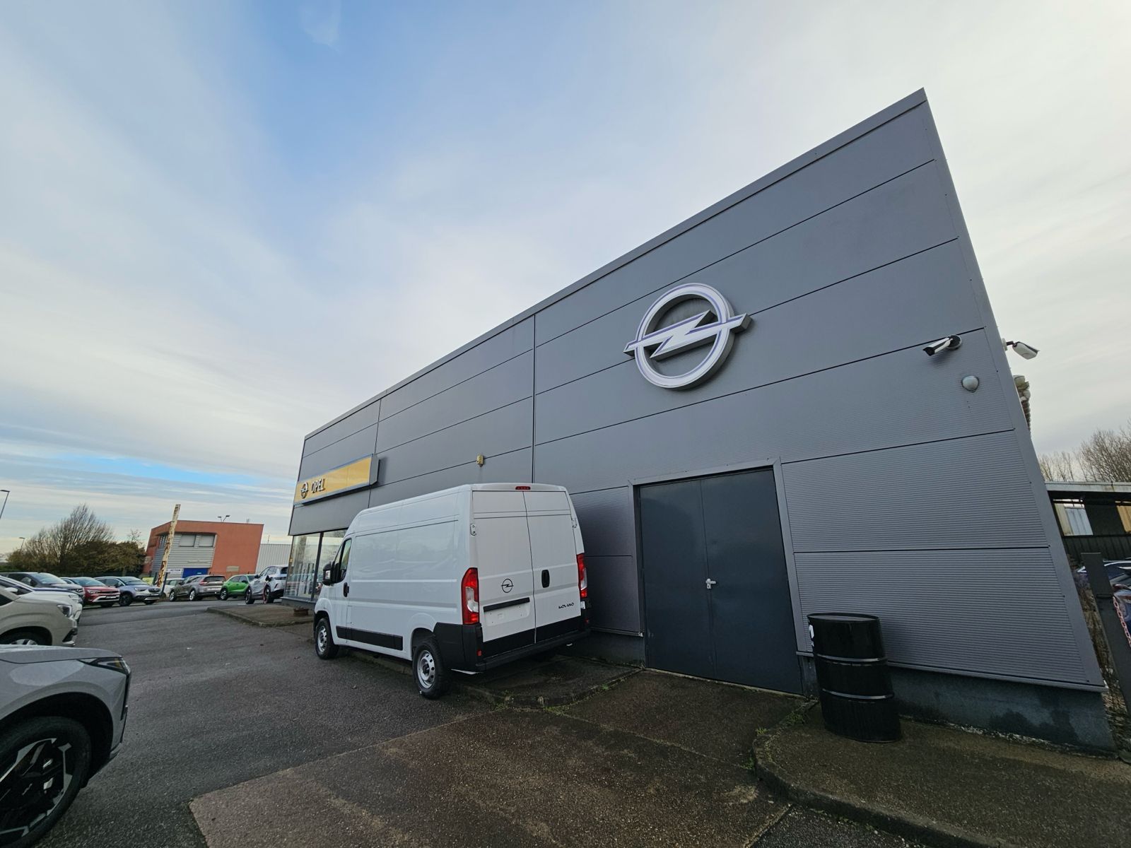 Façade de la concession Opel à Yvetot après nettoyage par Geagi